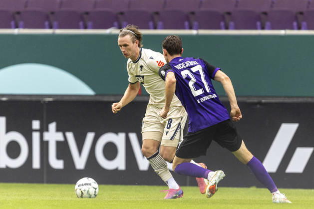 GER, Aue, Fussball, DFB-Pokal, 1. Hauptrunde, FC Erzgebirge Aue vs. TSG 1899 Hoffenheim im Bild v.l.: Patrick Wimmer (TSG Hoffenheim 08), Tim Maciejewski (FC Erzgebirge Aue 27), Zweikampf 22.08.2026, EINS Erzgebirgsstadion Aue DFB REGULATIONS PROHIBIT ANY USE OF PHOTOGRAPHS AS IMAGE SEQUENCES AND OR QUASI-VIDEO, Copyright: HMBxMedia PaulxFritz