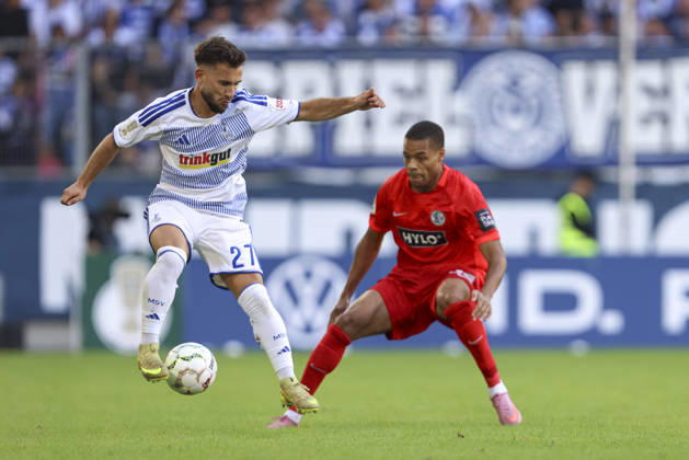 Can Coskun (MSV Duisburg) in Aktion, am Ball, Einzelaktion waehrend des Spiels der 1. Runde des DFB-Pokal zwischen MSV Duisburg und SV 07 Elversberg, Schauinsland-Reisen-Arena am 22. August 2026 in Duisburg, Deutschland. (Foto von Oliver Kaelke DeFodi Images) +++ Can Coskun (MSV Duisburg) controls the ball during the 1st round match of the DFB-Pokal between MSV Duisburg and SV 07 Elversberg at Schauinsland-Reisen-Arena on August 22, 2026 in Duisburg, Germany. (Photo by Oliver Kaelke DeFodi Images) DFB DFL REGULATIONS PROHIBIT ANY USE OF PHOTOGRAPHS AS IMAGE SEQUENCES AND OR QUASI-VIDEO. (Photo by Oliver Kaelke DeFodi Images) -