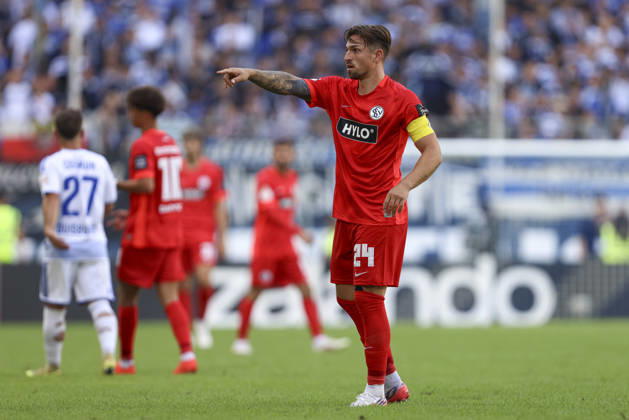 Luca Schnellbacher (SV 07 Elversberg) gestikuliert, Gestik waehrend des Spiels der 1. Runde des DFB-Pokal zwischen MSV Duisburg und SV 07 Elversberg, Schauinsland-Reisen-Arena am 22. August 2026 in Duisburg, Deutschland. (Foto von Oliver Kaelke DeFodi Images) +++ Luca Schnellbacher (SV 07 Elversberg) gestures during the 1st round match of the DFB-Pokal between MSV Duisburg and SV 07 Elversberg at Schauinsland-Reisen-Arena on August 22, 2026 in Duisburg, Germany. (Photo by Oliver Kaelke DeFodi Images) DFB DFL REGULATIONS PROHIBIT ANY USE OF PHOTOGRAPHS AS IMAGE SEQUENCES AND OR QUASI-VIDEO. (Photo by Oliver Kaelke DeFodi Images) -