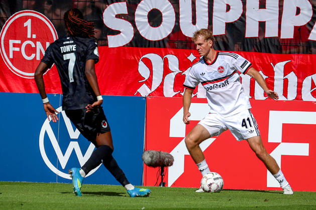 22.08.2026, xsscx, Fußball, DFB-Pokal 1. Runde, Viktoria Köln - 1. FC Nürnberg, Sportpark Höhenberg, Saison 2026 2027: Eric Porstner (1. FC Nürnberg 41) DFB regulations prohibit any use of photographs as image sequences and or quasi-video. Photo: xSandraxScherningxPressefotoKochx Nordrhein-Westfalen Deutschland