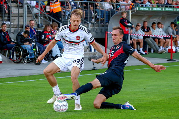 15.08.2026, xsscx, Fußball, DFB-Pokal 1. Runde, Viktoria Köln - 1. FC Nürnberg, Sportpark Höhenberg, Saison 2026 2027: Tim Janisch (1. FC Nürnberg 32) im Zweikampf gegen Kilian Jakob (Viktoria Köln 26) DFB regulations prohibit any use of photographs as image sequences and or quasi-video. Photo: xSandraxScherningxPressefotoKochx Nordrhein-Westfalen Deutschland
