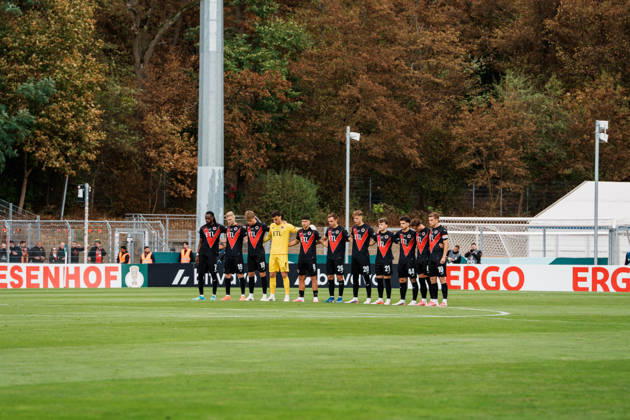 Deutschland, Köln (Sportpark Höhenberg): DFB-Pokal, 1. Runde, FC Viktoria Köln - 1. FC Nürnberg, Schweigeminute für Mannschaftsarzt Helmut Pottkämper und Oberbürgermeister Fritz Schramma Copyright: xThiemoxRudolphx