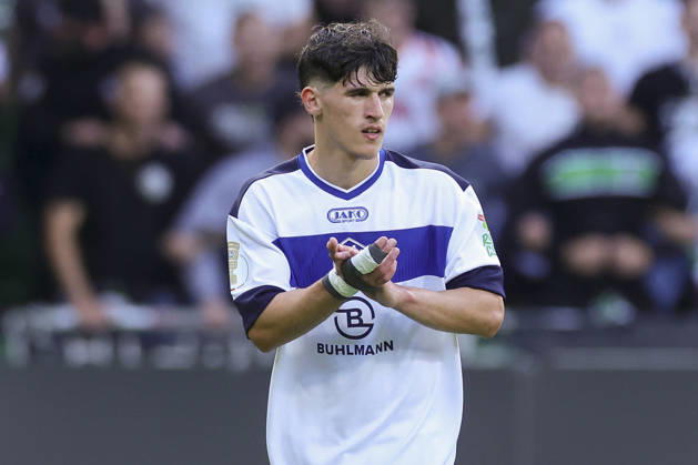 Ledjon Fikaj (SV Hemelingen) jubelt waehrend des Spiels des DFB-Pokals zwischen SV Hemelingen und Hannover 96, Weserstadion am 22. August 2026 in Bremen, Deutschland. (Foto von Marco Steinbrenner DeFodi Images) +++ Ledjon Fikaj (SV Hemelingen) cheers during the DFB-Pokal match between SV Hemelingen and Hannover 96t at Weserstadion on August 22, 2026 in Bremen, Germany. (Photo by Marco Steinbrenner DeFodi Images) (Photo by Marco Steinbrenner DeFodi Images) -