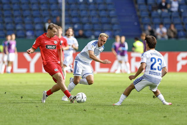 22.08.2026, GER, Fussball, Herren, DFB-Pokal, Saison 2026 2027, MSV Duisburg - SV Elversberg Lasse Günther (SVE) und Florian Krüger (Duisburg) im Kampf um den Ball Duisburg schauinsland-reisen Arena Nordrhein-Westfalen Deutschland Copyright: xAdrianxSchlüterx