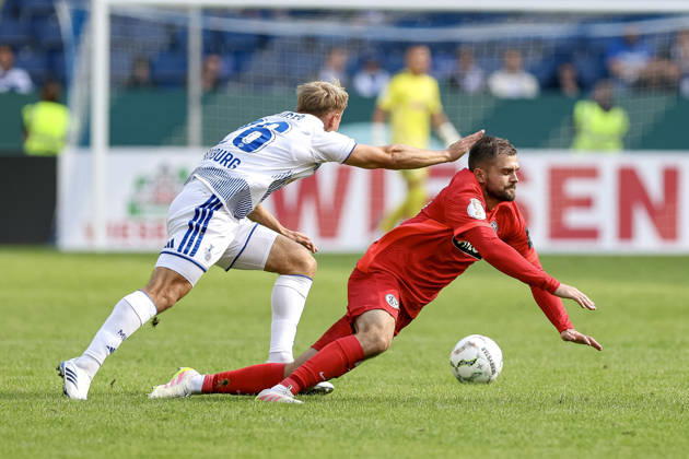 22.08.2026, GER, Fussball, Herren, DFB-Pokal, Saison 2026 2027, MSV Duisburg - SV Elversberg Florian Krüger (Duisburg) und Lukasz Poreba (SVE) im Kampf um den Ball Duisburg schauinsland-reisen Arena Nordrhein-Westfalen Deutschland Copyright: xAdrianxSchlüterx