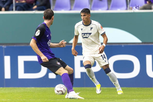 GER, Aue, Fussball, DFB-Pokal, 1. Hauptrunde, FC Erzgebirge Aue vs. TSG 1899 Hoffenheim im Bild v.l.: Adam Daghim (TSG Hoffenheim 14), Aktion mit Ball 22.08.2026, EINS Erzgebirgsstadion Aue DFB REGULATIONS PROHIBIT ANY USE OF PHOTOGRAPHS AS IMAGE SEQUENCES AND OR QUASI-VIDEO, Copyright: HMBxMedia PaulxFritz