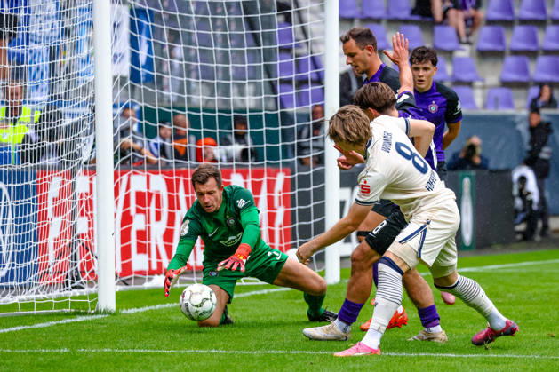 Martin Maennel (FC Erzgebirge Aue, 01) haelt Schuss von Patrick Wimmer (TSG 1899 Hoffenheim, 08), FC Erzgebirge Aue vs. TSG Hoffenheim, Fussball, DFB Pokal, 1. Runde, Saison 2026 2027, 22.08.2026,¨ DFL REGULATIONS PROHIBIT ANY USE OF PHOTOGRAPHS AS IMAGE SEQUENCES AND OR QUASI-VIDEO,¨ FC Erzgebirge Aue vs. TSG Hoffenheim, Fussball, DFB Pokal, 1. Runde, Saison 2026 2027, 22.08.2026, Aue Copyright: xEibner-Pressefoto LauraxRoemerx EP_LRR