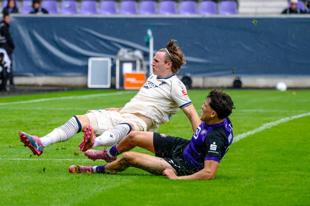 Maxim Burghardt (FC Erzgebirge Aue, 21) Foul, graetscht Patrick Wimmer (TSG 1899 Hoffenheim, 08), FC Erzgebirge Aue vs. TSG Hoffenheim, Fussball, DFB Pokal, 1. Runde, Saison 2026 2027, 22.08.2026,¨ DFL REGULATIONS PROHIBIT ANY USE OF PHOTOGRAPHS AS IMAGE SEQUENCES AND OR QUASI-VIDEO,¨ FC Erzgebirge Aue vs. TSG Hoffenheim, Fussball, DFB Pokal, 1. Runde, Saison 2026 2027, 22.08.2026, Aue Copyright: xEibner-Pressefoto LauraxRoemerx EP_LRR