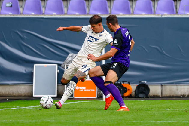 Adam Hlozek (TSG 1899 Hoffenheim, 10) am Ball, Zweikampf, Duell, Kampf Bastian Strietzel (FC Erzgebirge Aue, 05), FC Erzgebirge Aue vs. TSG Hoffenheim, Fussball, DFB Pokal, 1. Runde, Saison 2026 2027, 22.08.2026,¨ DFL REGULATIONS PROHIBIT ANY USE OF PHOTOGRAPHS AS IMAGE SEQUENCES AND OR QUASI-VIDEO,¨ FC Erzgebirge Aue vs. TSG Hoffenheim, Fussball, DFB Pokal, 1. Runde, Saison 2026 2027, 22.08.2026, Aue Copyright: xEibner-Pressefoto LauraxRoemerx EP_LRR