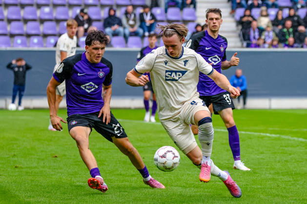 Maxim Burghardt (FC Erzgebirge Aue, 21) und Patrick Wimmer (TSG 1899 Hoffenheim, 08) am Ball, Zweikampf, Duell, Kampf, FC Erzgebirge Aue vs. TSG Hoffenheim, Fussball, DFB Pokal, 1. Runde, Saison 2026 2027, 22.08.2026,¨ DFL REGULATIONS PROHIBIT ANY USE OF PHOTOGRAPHS AS IMAGE SEQUENCES AND OR QUASI-VIDEO,¨ FC Erzgebirge Aue vs. TSG Hoffenheim, Fussball, DFB Pokal, 1. Runde, Saison 2026 2027, 22.08.2026, Aue Copyright: xEibner-Pressefoto LauraxRoemerx EP_LRR