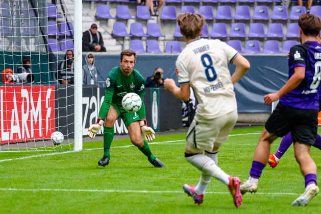 Martin Maennel (FC Erzgebirge Aue, 01) haelt Schuss von Patrick Wimmer (TSG 1899 Hoffenheim, 08), FC Erzgebirge Aue vs. TSG Hoffenheim, Fussball, DFB Pokal, 1. Runde, Saison 2026 2027, 22.08.2026,¨ DFL REGULATIONS PROHIBIT ANY USE OF PHOTOGRAPHS AS IMAGE SEQUENCES AND OR QUASI-VIDEO,¨ FC Erzgebirge Aue vs. TSG Hoffenheim, Fussball, DFB Pokal, 1. Runde, Saison 2026 2027, 22.08.2026, Aue Copyright: xEibner-Pressefoto LauraxRoemerx EP_LRR