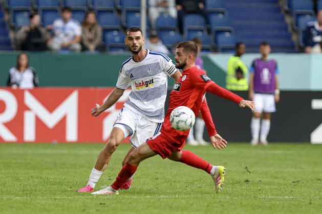 22.08.2026, GER, Fussball, Herren, DFB-Pokal, Saison 2026 2027, MSV Duisburg - SV Elversberg Rasim Bulic (Duisburg) und Lukasz Poreba (SVE) im Kampf um den Ball Duisburg schauinsland-reisen Arena Nordrhein-Westfalen Deutschland Copyright: xAdrianxSchlüterx