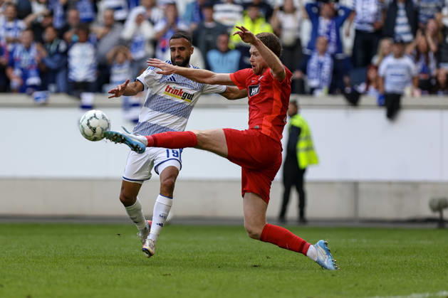 22.08.2026, GER, Fussball, Herren, DFB-Pokal, Saison 2026 2027, MSV Duisburg - SV Elversberg Ramien Safi (Duisburg) und Florian Le Joncour (SVE) Duisburg schauinsland-reisen Arena Nordrhein-Westfalen Deutschland Copyright: xAdrianxSchlüterx