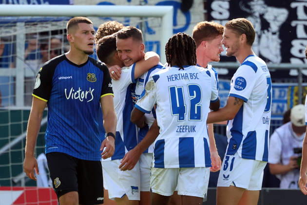 22.08.2026, xrekx, Fussball DFB Pokal 1.Runde, 1.FC Saarbruecken - Hertha BSC Berlin v.l. Mladen Cvjetinovic (1.FC Saarbruecken) enttaeuscht, enttäuscht, schaut enttaeuscht, niedergeschlagen, disappointed Paul Seguin (Hertha BSC) erzielt das Tor, Treffer, scores the goal zum 0:1 (DFL DFB REGULATIONS PROHIBIT ANY USE OF PHOTOGRAPHS as IMAGE SEQUENCES and or QUASI-VIDEO) Saarbruecken