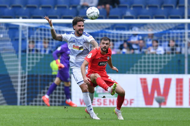 Fußball DFB-Pokal 1. Runde MSV Duisburg - SV Elversberg am 22.08.2026 in der Schauinsland-Reisen-Arena in Duisburg Tim Heike ( Duisburg ), hinten - Lukasz Poreba ( Elversberg ), vorne DFB regulations prohibit any use of photographs as image sequences and or quasi-video.