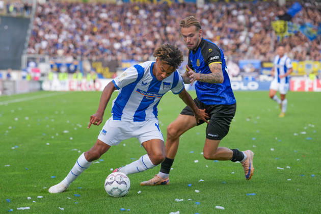 22.08.2026, xydrx, Fußball, DFB Pokal, 1. FC Saarbrücken - Hertha BSC, Saison 2026 2027, Ludwigsparkstadion: Oluwaseun Adewumi (Hertha BSC, 19) im Zweikampf gegen Niko Bretschneider (1.FC Saarbruecken, 28) DFB regulations prohibit any use of photographs as image sequences and or quasi-video. Copyright: HMBxMedia YannisxDreimann