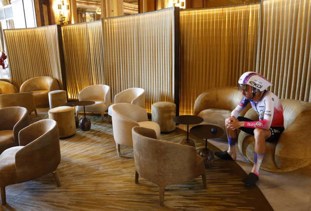 A rider from Burgos BH team waits for the start inside Monte Carlo s casino during Tourof Spain s first stage, a 9.4 kilometers time trial in Monaco. First stage. Time trial in Monaco (9.4 km) !ACHTUNG: NUR REDAKTIONELLE NUTZUNG!  Copyright: xJavierxLizónx GRAF3205 20260822-55021202671_1