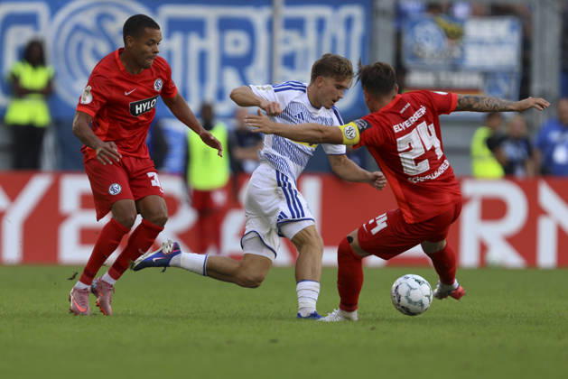 Jan Gyamerah (SV 07 Elversberg), Patrick Sussek (MSV Duisburg) und Luca Schnellbacher (SV 07 Elversberg) im Zweikampf waehrend des Spiels der 1. Runde des DFB-Pokal zwischen MSV Duisburg und SV 07 Elversberg, Schauinsland-Reisen-Arena am 22. August 2026 in Duisburg, Deutschland. (Foto von Oliver Kaelke DeFodi Images) +++ Jan Gyamerah (SV 07 Elversberg), Patrick Sussek (MSV Duisburg) und Luca Schnellbacher (SV 07 Elversberg) battle for the ball during the 1st round match of the DFB-Pokal between MSV Duisburg and SV 07 Elversberg at Schauinsland-Reisen-Arena on August 22, 2026 in Duisburg, Germany. (Photo by Oliver Kaelke DeFodi Images) DFB DFL REGULATIONS PROHIBIT ANY USE OF PHOTOGRAPHS AS IMAGE SEQUENCES AND OR QUASI-VIDEO. (Photo by Oliver Kaelke DeFodi Images) -