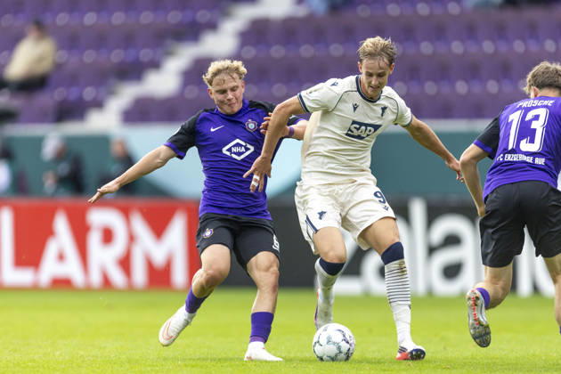 GER, Aue, Fussball, DFB-Pokal, 1. Hauptrunde, FC Erzgebirge Aue vs. TSG 1899 Hoffenheim im Bild v.l.: Finn Heidrich (FC Erzgebirge Aue 06), Max Moerstedt (TSG Hoffenheim 09), Zweikampf 22.08.2026, EINS Erzgebirgsstadion Aue DFB REGULATIONS PROHIBIT ANY USE OF PHOTOGRAPHS AS IMAGE SEQUENCES AND OR QUASI-VIDEO, Copyright: HMBxMedia PaulxFritz