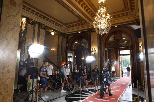 Spanish rider Pello Bilbao (Bahrain Victorious) waits for the start inside Monte Carlo s casino during Tourof Spain s first stage, a 9.4 kilometers time trial in Monaco. First stage. Time trial in Monaco (9.4 km) !ACHTUNG: NUR REDAKTIONELLE NUTZUNG!  Copyright: xJavierxLizónx GRAF3215 20260822-55021202725_1