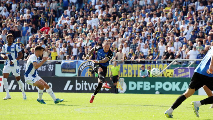 22.08.2026, xrekx, Fussball DFB Pokal 1.Runde, 1.FC Saarbruecken - Hertha BSC Berlin v.l. Torschuss zum 1:1 durch Philip Fahrner (1.FC Saarbruecken) (DFL DFB REGULATIONS PROHIBIT ANY USE OF PHOTOGRAPHS as IMAGE SEQUENCES and or QUASI-VIDEO) Saarbruecken