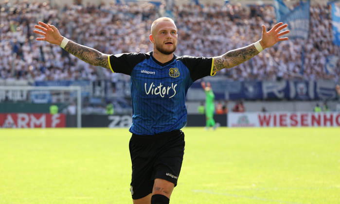 22.08.2026, Fussball, Herren, DFB-Pokal, 1. Runde, Saison 2026 2027, 1. FC Saarbrücken - Hertha BSC Berlin, Philip Fahrner (1. FC Saarbruecken) bejubelt sein Tor zum 1:1 Saarbrücken Ludwigsparkstadion Saarland Deutschland Copyright: xFabianxKleerx