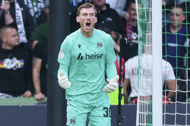Torhueter Leo Weinkauf (Hannover 96) schaut enttaeuscht waehrend des Spiels des DFB-Pokals zwischen SV Hemelingen und Hannover 96, Weserstadion am 22. August 2026 in Bremen, Deutschland. (Foto von Marco Steinbrenner DeFodi Images) +++ Torhueter Leo Weinkauf (Hannover 96) looks dejected during the DFB-Pokal match between SV Hemelingen and Hannover 96t at Weserstadion on August 22, 2026 in Bremen, Germany. (Photo by Marco Steinbrenner DeFodi Images) (Photo by Marco Steinbrenner DeFodi Images) -