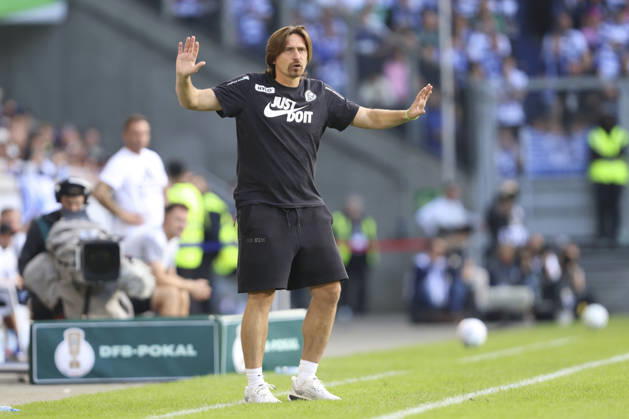 Trainer Vincent Wagner (SV 07 Elversberg) gestikuliert, Gestik waehrend des Spiels der 1. Runde des DFB-Pokal zwischen MSV Duisburg und SV 07 Elversberg, Schauinsland-Reisen-Arena am 22. August 2026 in Duisburg, Deutschland. (Foto von Oliver Kaelke DeFodi Images) +++ Trainer Vincent Wagner (SV 07 Elversberg) gestures during the 1st round match of the DFB-Pokal between MSV Duisburg and SV 07 Elversberg at Schauinsland-Reisen-Arena on August 22, 2026 in Duisburg, Germany. (Photo by Oliver Kaelke DeFodi Images) DFB DFL REGULATIONS PROHIBIT ANY USE OF PHOTOGRAPHS AS IMAGE SEQUENCES AND OR QUASI-VIDEO. (Photo by Oliver Kaelke DeFodi Images) -