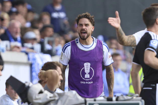 Lex-Tyger Lobinger (MSV Duisburg) gestikuliert, Gestik waehrend des Spiels der 1. Runde des DFB-Pokal zwischen MSV Duisburg und SV 07 Elversberg, Schauinsland-Reisen-Arena am 22. August 2026 in Duisburg, Deutschland. (Foto von Oliver Kaelke DeFodi Images) +++ Lex-Tyger Lobinger (MSV Duisburg) gestures during the 1st round match of the DFB-Pokal between MSV Duisburg and SV 07 Elversberg at Schauinsland-Reisen-Arena on August 22, 2026 in Duisburg, Germany. (Photo by Oliver Kaelke DeFodi Images) DFB DFL REGULATIONS PROHIBIT ANY USE OF PHOTOGRAPHS AS IMAGE SEQUENCES AND OR QUASI-VIDEO. (Photo by Oliver Kaelke DeFodi Images) -