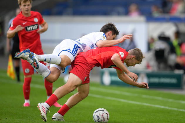 Fußball, DFB-Pokal, 20260822, MSV Duisburg - SV 07 Elversberg. Im Bild v.l. Martin ENS (Duisburg, 4), Lasse GÜNTHER (Elversberg, 21). Duisburg Schauinsland-Reisen-Arena Nordrhein-Westfalen Deutschland Copyright: Passion2Press MarkusxFischerx