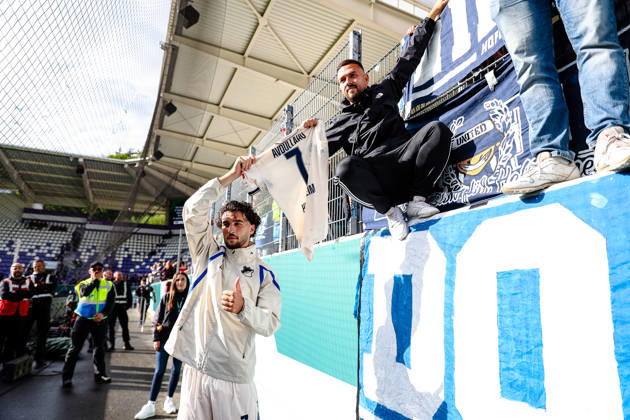 Leon Avdullahu (TSG 1899 Hoffenheim, 07) gibt Fan sein Trikot, FC Erzgebirge Aue vs. TSG Hoffenheim, Fussball, DFB Pokal, 1. Runde, Saison 2026 2027, 22.08.2026,¨ DFL REGULATIONS PROHIBIT ANY USE OF PHOTOGRAPHS AS IMAGE SEQUENCES AND OR QUASI-VIDEO,¨ FC Erzgebirge Aue vs. TSG Hoffenheim, Fussball, DFB Pokal, 1. Runde, Saison 2026 2027, 22.08.2026, Aue Copyright: xEibner-Pressefoto LauraxRoemerx EP_LRR