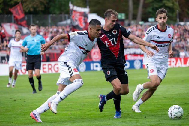 Zweikampf zwischen Ioannis Masouras (1. FC Nuernberg, 21), Kilian Jakob (Viktoria Koeln, 26) und Adam Markhiyev (1. FC Nuernberg, 06). Viktoria Koeln vs. 1. FC Nuernberg, Fussball, DFB-Pokal, 1. Runde, Saison 2026 2027, 22.08.2026 DFL DFB Regulations prohibit any use of Photographs as image sequences and or Quasivideo Viktoria Koeln vs. 1. FC Nuernberg, Fussball, DFB-Pokal, 1. Runde, Saison 2026 2027, 22.08.2026 Koeln Copyright: xEibner-Pressefoto ThomasxHaeslerx EP_THR