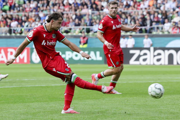 Taycan Ectibasi (Hannover 96) erzielt mit diesem Schuss das Tor zum 1:9 waehrend des Spiels des DFB-Pokals zwischen SV Hemelingen und Hannover 96, Weserstadion am 22. August 2026 in Bremen, Deutschland. (Foto von Marco Steinbrenner DeFodi Images) +++ Taycan Ectibasi (Hannover 96) scores the goal to make it 1 9 with this shot during the DFB-Pokal match between SV Hemelingen and Hannover 96t at Weserstadion on August 22, 2026 in Bremen, Germany. (Photo by Marco Steinbrenner DeFodi Images) (Photo by Marco Steinbrenner DeFodi Images) -