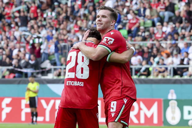 Taycan Ectibasi (Hannover 96) bejubelt seinen Treffer zum 1:9 mit Benjamin Kaellmann (Hannover 96) waehrend des Spiels des DFB-Pokals zwischen SV Hemelingen und Hannover 96, Weserstadion am 22. August 2026 in Bremen, Deutschland. (Foto von Marco Steinbrenner DeFodi Images) +++ Taycan Ectibasi (Hannover 96) celebrates after scoring his teams nineth Goal with Benjamin Kaellmann (Hannover 96) during the DFB-Pokal match between SV Hemelingen and Hannover 96t at Weserstadion on August 22, 2026 in Bremen, Germany. (Photo by Marco Steinbrenner DeFodi Images) (Photo by Marco Steinbrenner DeFodi Images) -