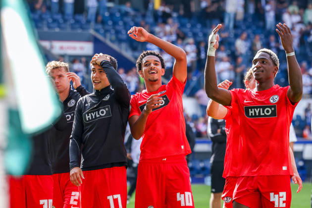 2026.08.22, xkwix, Fußball, DFB-Pokal, MSV Duisburg - SV Elversberg, Schauinsland-Reisen-Arena, 1.Runde, Saison 2026 2027: Die Mannschaft feiert um Francis Onyeka (SV Elversberg 40) herum den Sieg DFB regulations prohibit any use of photographs as image sequences and or quasi-video. Photo: xKamilxWilkowskixPressefotoKochx Nordrhein-Westfalen Deutschland
