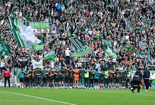 22.08.2026,GER Fußball, Männer,DFB Pokal, 1.Runde Saison 2026 2027, Hamburg, Lüneburger SK vs Werder Bremen die Mannschaft von Bremen jubelt nach dem Spiel mit den Fans DFB DFL regulations prohibit any use of photographs as image sequences and or quasi-video) Hamburg Millerntorstadion Hamburg Deutschland Copyright: xnordphotoxGmbH xWitkex