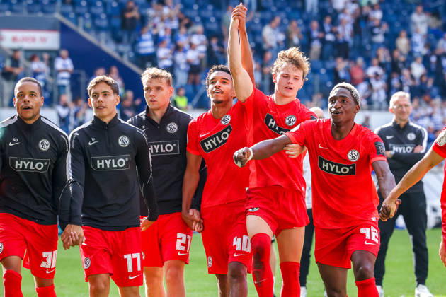 2026.08.22, xkwix, Fußball, DFB-Pokal, MSV Duisburg - SV Elversberg, Schauinsland-Reisen-Arena, 1.Runde, Saison 2026 2027: Die Mannschaft feiert um Francis Onyeka (SV Elversberg 40) herum den Sieg DFB regulations prohibit any use of photographs as image sequences and or quasi-video. Photo: xKamilxWilkowskixPressefotoKochx Nordrhein-Westfalen Deutschland