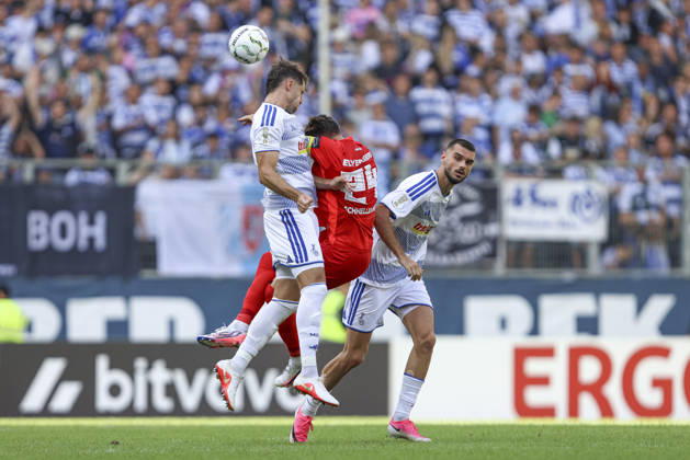 Lex-Tyger Lobinger (MSV Duisburg), Luca Schnellbacher (SV 07 Elversberg) und Rasim Bulic (MSV Duisburg) im Zweikampf waehrend des Spiels der 1. Runde des DFB-Pokal zwischen MSV Duisburg und SV 07 Elversberg, Schauinsland-Reisen-Arena am 22. August 2026 in Duisburg, Deutschland. (Foto von Oliver Kaelke DeFodi Images) +++ Lex-Tyger Lobinger (MSV Duisburg), Luca Schnellbacher (SV 07 Elversberg) und Rasim Bulic (MSV Duisburg) battle for the ball during the 1st round match of the DFB-Pokal between MSV Duisburg and SV 07 Elversberg at Schauinsland-Reisen-Arena on August 22, 2026 in Duisburg, Germany. (Photo by Oliver Kaelke DeFodi Images) DFB DFL REGULATIONS PROHIBIT ANY USE OF PHOTOGRAPHS AS IMAGE SEQUENCES AND OR QUASI-VIDEO. (Photo by Oliver Kaelke DeFodi Images) -
