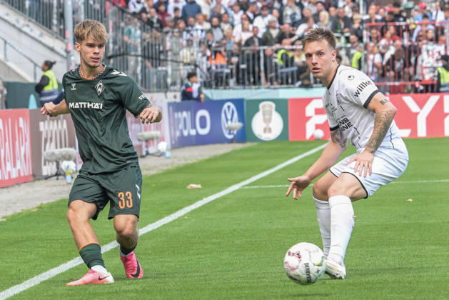 Mick Schmetgens (SV Werder Bremen 33) links , Lueneburger SK Hansa - SV Werder Bremen, Fussball, DFB-Pokal, DFB, 22.8.2026 DFB regulations prohibit any use of photographs as image sequences and or quasi-video Hamburg Hamburg Deutschland