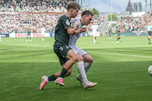 Mick Schmetgens (SV Werder Bremen 33) im Zweikampf , Lueneburger SK Hansa - SV Werder Bremen, Fussball, DFB-Pokal, DFB, 22.8.2026 DFB regulations prohibit any use of photographs as image sequences and or quasi-video Hamburg Hamburg Deutschland