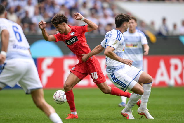 Fußball, DFB-Pokal, 20260822, MSV Duisburg - SV 07 Elversberg. Im Bild v.l. Noah DARVICH (Elversberg, 10), Tobias FLECKSTEIN (Duisburg, 5). Duisburg Schauinsland-Reisen-Arena Nordrhein-Westfalen Deutschland Copyright: Passion2Press MarkusxFischerx