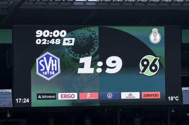 Auf der Anzeigetafel im Weserstadion steht der 9:1-Auswaertssieg von Hannover 96 und der damit verbundene Einzug in die 2. Runde des DFB-Pokals waehrend des Spiels des DFB-Pokals zwischen SV Hemelingen und Hannover 96, Weserstadion am 22. August 2026 in Bremen, Deutschland. (Foto von Marco Steinbrenner DeFodi Images) +++ The scoreboard at the Weserstadion shows Hannover 96™s 9 1 away win and their consequent progression to the second round of the DFB Cup during the DFB-Pokal match between SV Hemelingen and Hannover 96t at Weserstadion on August 22, 2026 in Bremen, Germany. (Photo by Marco Steinbrenner DeFodi Images) (Photo by Marco Steinbrenner DeFodi Images) -