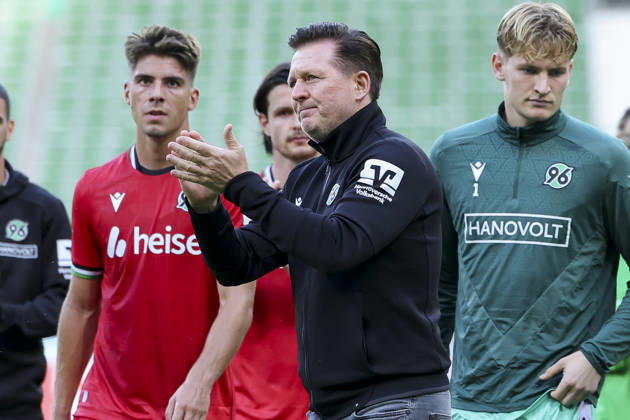 Trainer Christian Titz (Hannover 96) jubelt waehrend des Spiels des DFB-Pokals zwischen SV Hemelingen und Hannover 96, Weserstadion am 22. August 2026 in Bremen, Deutschland. (Foto von Marco Steinbrenner DeFodi Images) +++ Trainer Christian Titz (Hannover 96) cheers during the DFB-Pokal match between SV Hemelingen and Hannover 96t at Weserstadion on August 22, 2026 in Bremen, Germany. (Photo by Marco Steinbrenner DeFodi Images) (Photo by Marco Steinbrenner DeFodi Images) -
