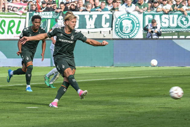 Niklas Fuellkrug (SV Werder Bremen 10) verwandelt einen Elfmeter zum 0:2 , Lueneburger SK Hansa - SV Werder Bremen, Fussball, DFB-Pokal, DFB, 22.8.2026 DFB regulations prohibit any use of photographs as image sequences and or quasi-video Hamburg Hamburg Deutschland