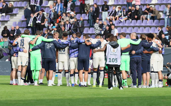 Erz.Aue - Hoffenheim DFB-Pokal Aue, 22.08.2026, Erzgebirgsstadion, Fußball, DFB Pokal, 1.Hauptrunde , FC Erzgebirge Aue vs. TSG 1899 Hoffenheim 0:4 (0:3) , TSG Hoffenheim Mannschaftskreis nach dem Pokalerfolg , Nur für journalistische Zwecke. Only for editorial use! , DFB regulations prohibit any use of photographs as image sequences and or quasi-video. ,