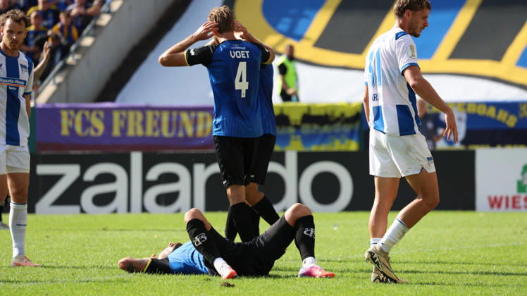 22.08.2026, xrekx, Fussball DFB Pokal 1.Runde, 1.FC Saarbruecken - Hertha BSC Berlin v.l. Kai Brünker Bruenker(1.FC Saarbruecken) enttaeuscht, enttäuscht, schaut enttaeuscht, niedergeschlagen, disappointed (DFL DFB REGULATIONS PROHIBIT ANY USE OF PHOTOGRAPHS as IMAGE SEQUENCES and or QUASI-VIDEO) Saarbruecken