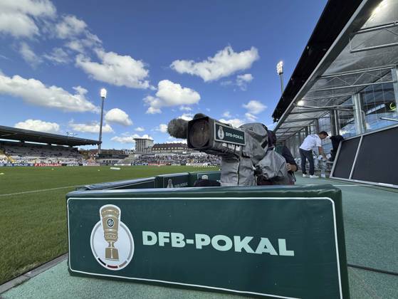 22.08.2026, Fussball DFB-Pokal 2026 27, 1.Runde, TSV 1860 München - Holstein Kiel, im Stadion an der Grünwalderstrasse in München, Kamera im Stadion mit dem DFB Pokal Logo