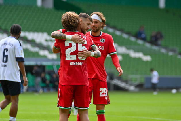 Lars Gindorf (Hannover 96, 25), Marcel HArtel (Hannover 96, 10) und Kolja Oudenne (Hannover 96, 29) jubeln SV Hemelingen vs. Hannover 96, Fussball, DFB-Pokal, 1. Runde, Saison 2026 2027, 22.08.2026, SV Hemelingen vs. Hannover 96, Fussball, DFB-Pokal, 1. Runde, Saison 2026 2027, 22.08.2026 Bremen Copyright: xEibner-Pressefoto RobertxGertzenx EP_RGN