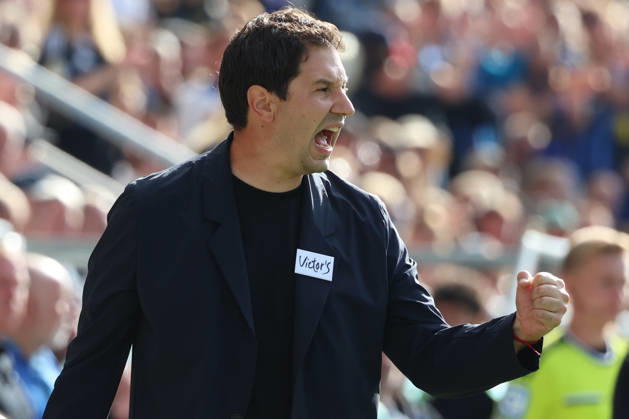 22.08.2026, xrekx, Fussball DFB Pokal 1.Runde, 1.FC Saarbruecken - Hertha BSC Berlin v.l. Argirios Giannikis Trainer (1.FC Saarbruecken) gibt Anweisungen, gestikuliert, mit den Armen gestikulieren gives instructions, gesticulate (DFL DFB REGULATIONS PROHIBIT ANY USE OF PHOTOGRAPHS as IMAGE SEQUENCES and or QUASI-VIDEO) Saarbruecken