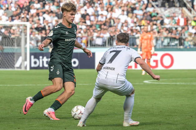 Mick Schmetgens (SV Werder Bremen 33) im Zweikampf , Lueneburger SK Hansa - SV Werder Bremen, Fussball, DFB-Pokal, DFB, 22.8.2026 DFB regulations prohibit any use of photographs as image sequences and or quasi-video Hamburg Hamburg Deutschland